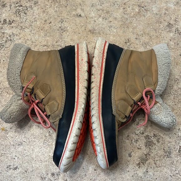 Sorel boots - Picture 3 of 5